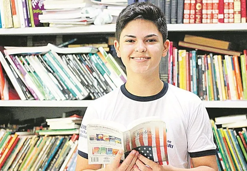 O estudante Stefano do Carmo Costa, 14 anos, aprendeu inglês durante a pandemia e ganhou olimpíada