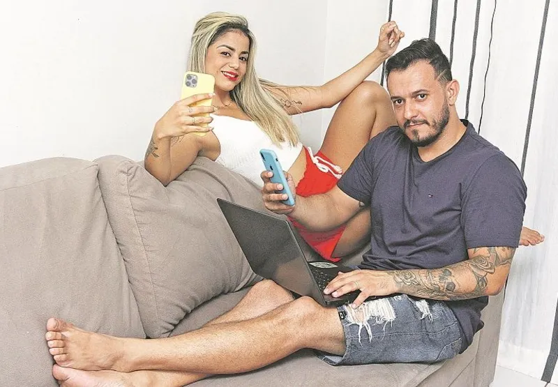 Junto há cinco anos, o casal  de empresários Viviany Oliveira, 28, e Werick Moura, 30, já chegou a um consenso do que é ou não tolerável que o outro faça nas redes sociais