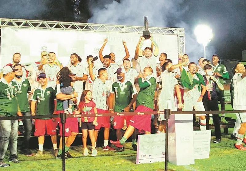 Jogadores do Rio Branco de Venda Nova erguem o troféu de campeão