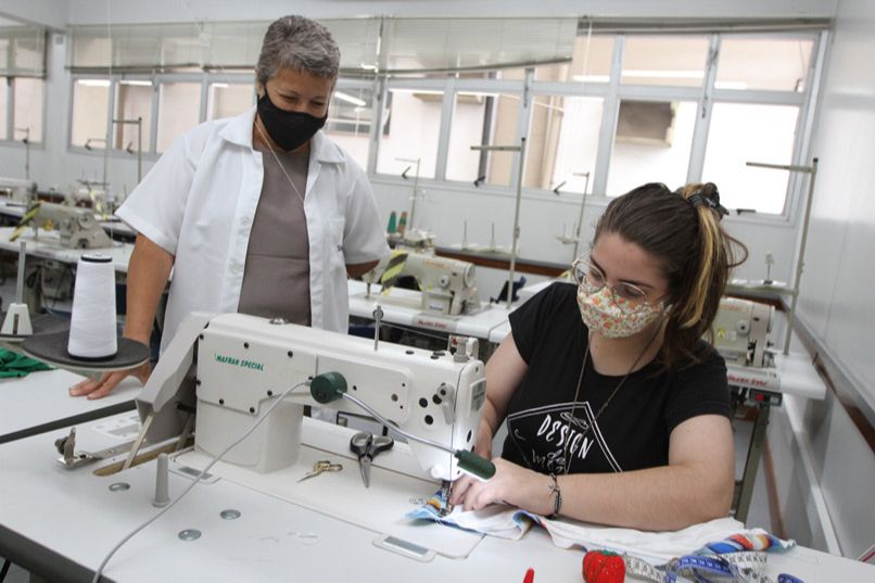 A aluna Maiara Brunelli é acompanhada por instrutora no curso de Costura (Foto: Kadidja Fernandes/AT)