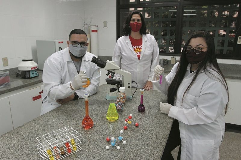 A coordenadora Ketene Saick (centro) com Rodrigo Leite e Thais Portela, alunos de Farmácia da Multivix, que teve nota máxima (Foto: Fábio Nunes/AT)