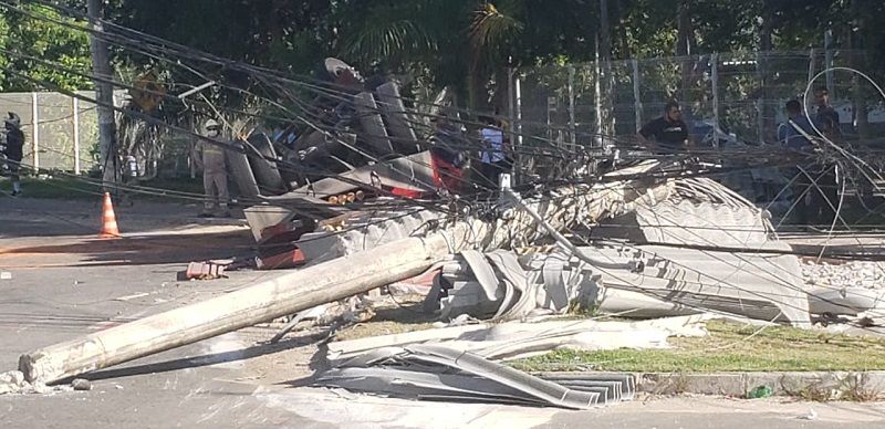 Caminhão deixou rastro de destruição na Rodovia José Sette, em Itacibá, Cariacica. (Foto: Suzy Faria)