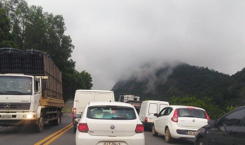 Congestionamento na BR-101, em Ibiraçu, após acidente que matou duas pessoas (Foto: Internauta)