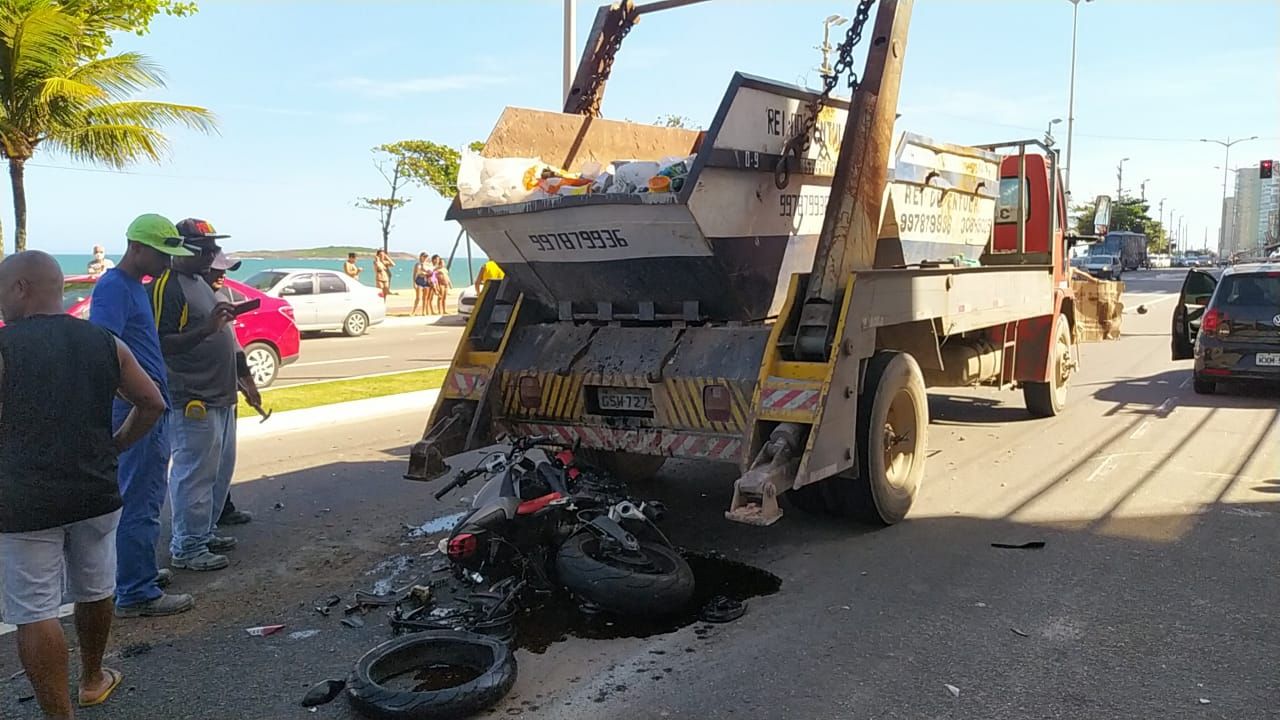 Acidente entre moto e caminhão-caçamba (Foto: Fabrício Lima)