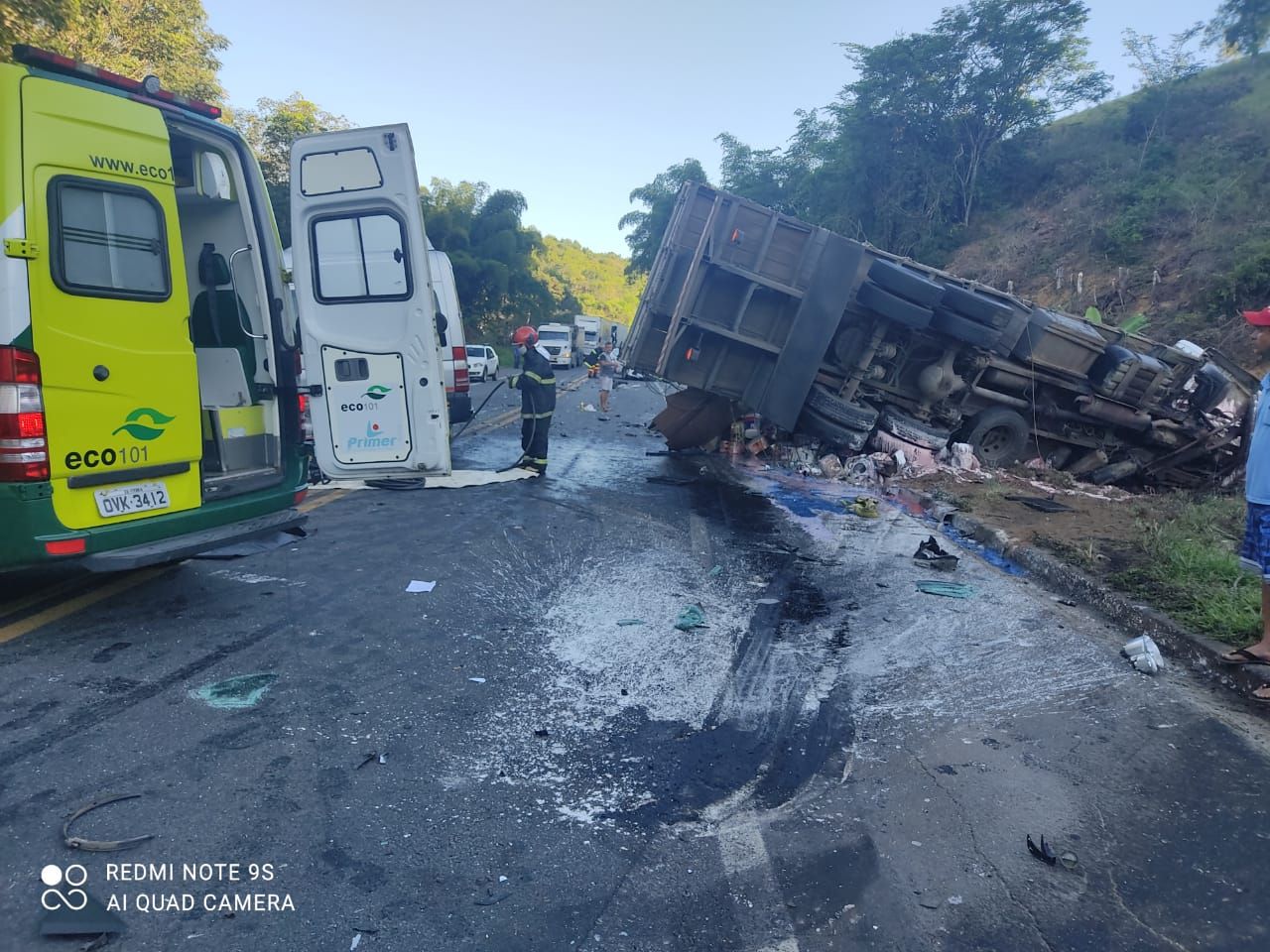 Caminhão, van e carro se envolveram em acidente na BR-101 (Foto: Enviada por WhatsApp)