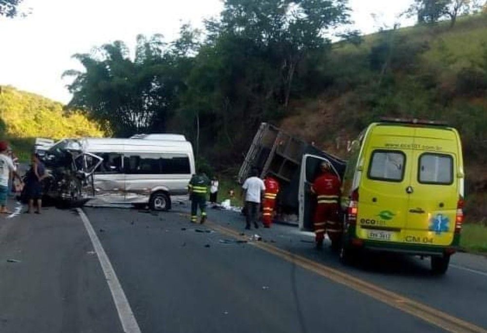 Acidente na BR-101, em Anchieta, deixou 23 feridos (Foto: Enviada por WhatsApp)