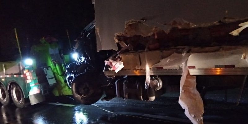 Acidente entre caminhão e carreta deixou um morto na BR-101, em Itapemirim. (Foto: Internauta)