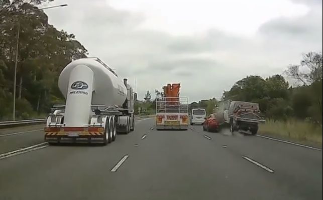 Momento em que o Land Cruiser atinge o Camaro (Foto: Reprodução vídeo)