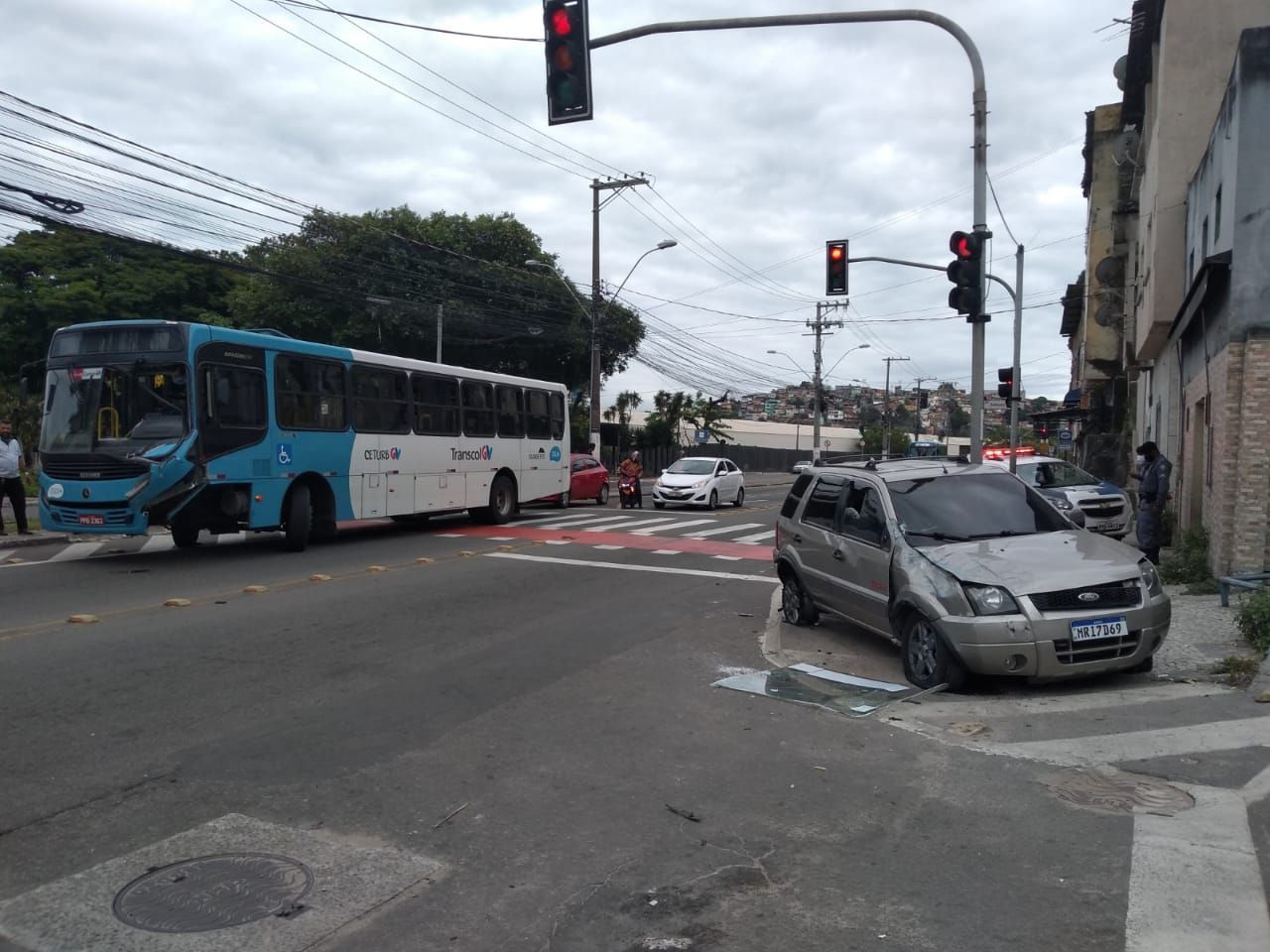 Perseguição terminou com acidente entre carro roubado e ônibus em Vitória. (Foto: Fábio Nunes/AT)
