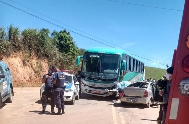 Acidente que matou professor e filho aconteceu na rodovia ES-162, que liga Presidente Kennedy à BR 101 (Foto: Divulgação)