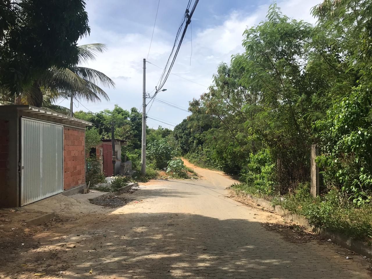 Acusado tentou fugir de carro e quase atropelou os policiais (Foto: Jaciele Simoura)
