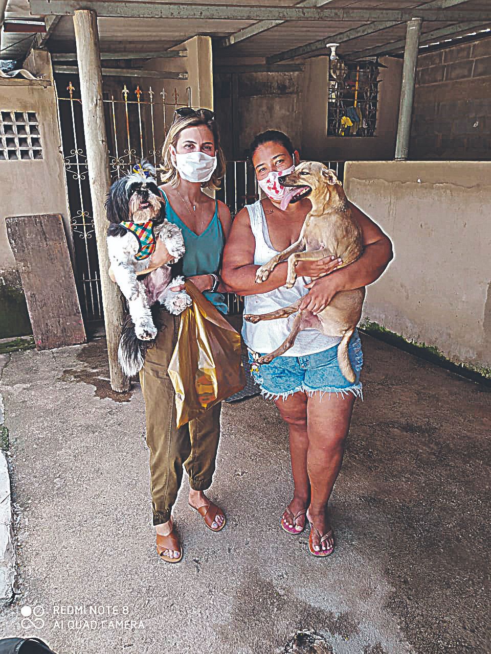 Magrelinho, recebeu brinquedos e até uma visita da empresária Camila Furtado Rizzi, 37. Ela e a Boo estiveram no abrigo Vira Lata Vira Luxo há duas semanas (Foto: Acervo Pessoal)