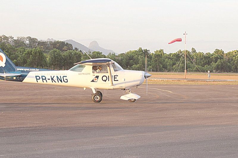 Avião no aeroporto: voo de Minas (Foto: Roberta Bourguignon)