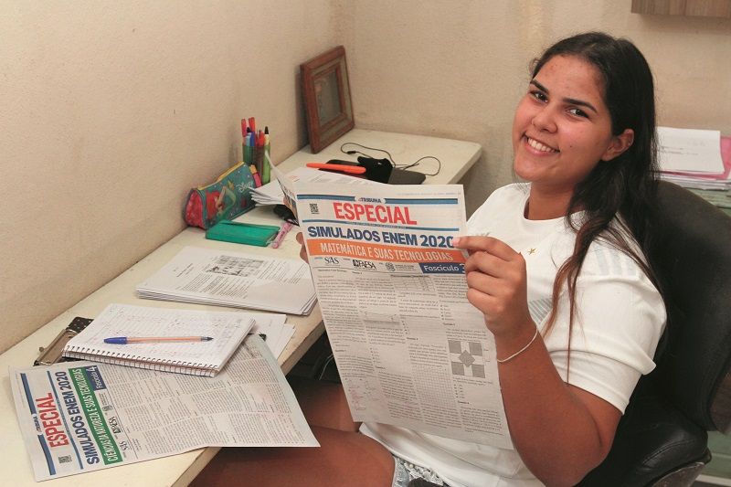 Alice Morschbacher, 20 anos, aproveita os simulados na reta final de estudos para o Enem (Foto: Leone Iglesias/AT)