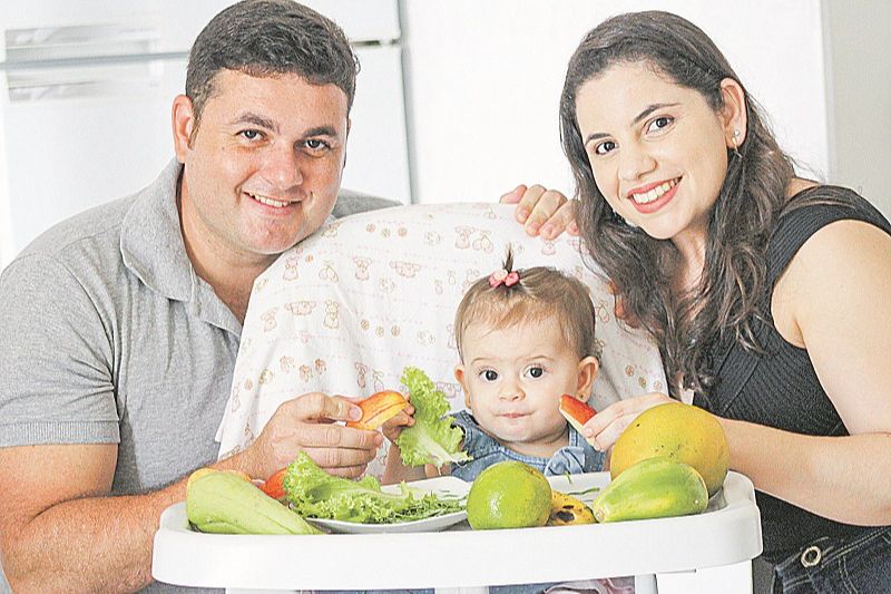 A assistente adiministrativa Francieli Ciciliotti, o marido, Rodrigo Ciciliotti, e a filha, Endy, de 8 meses (Foto: Roberta Bourguignon)