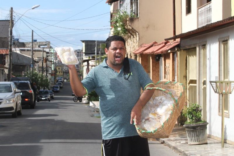O padeiro Micael Ferreira dos Santos percorre o bairro Jardim América, em Cariacica, com o cesto repleto de pães caseiros. (Foto: Leone Iglesias/AT)