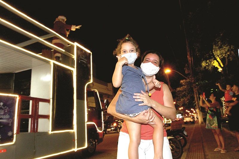 América Rangel levou a filha Beatriz, 4 anos, para ver a Caravana (Foto: Leone Iglesias/AT)