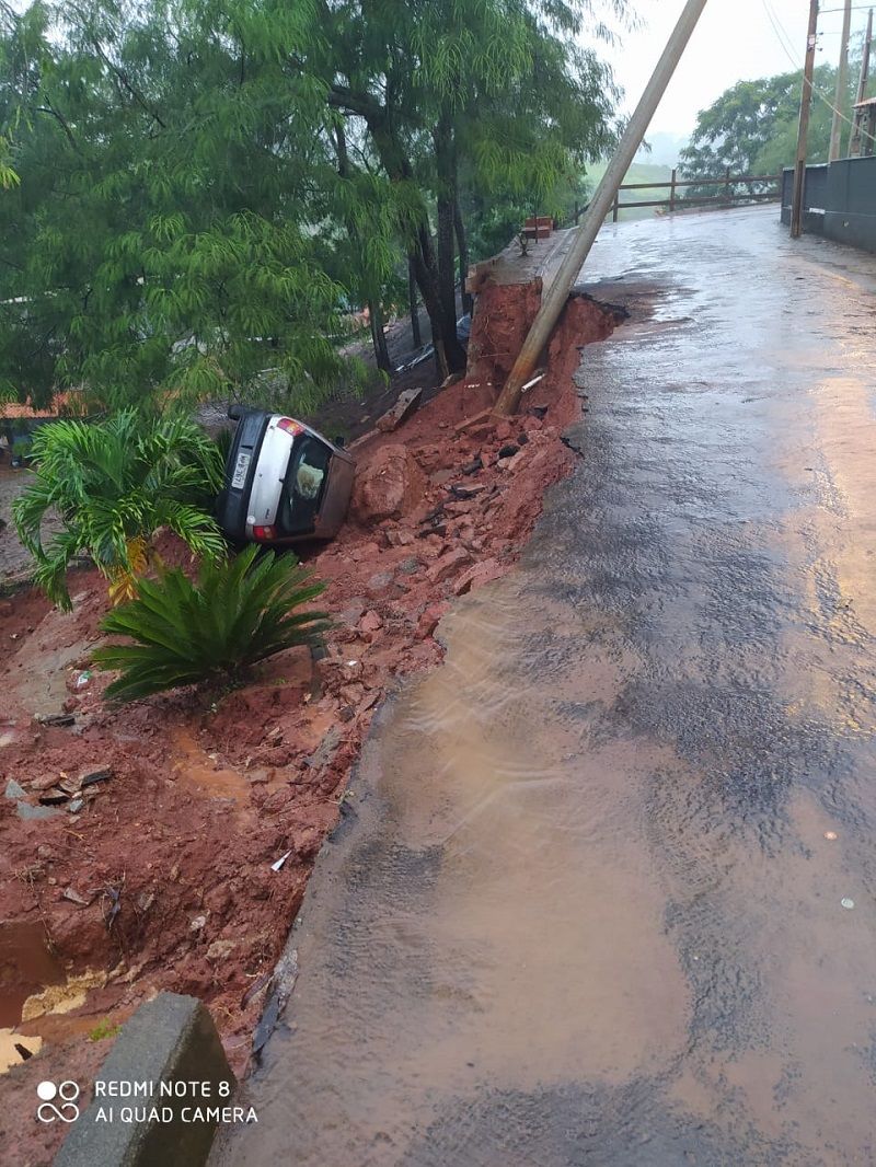 Após forte chuva, muro cede e "engole" carro em Cachoeiro (Foto: Divulgação)