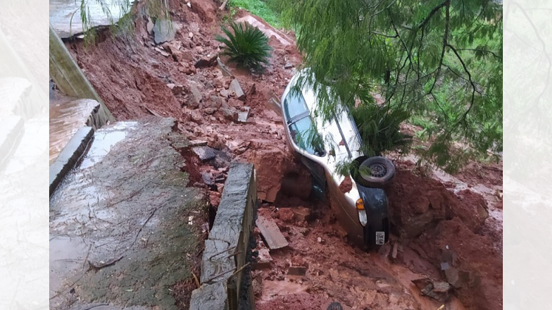 Após forte chuva, rua cede e "engole" carro em Cachoeiro (Foto: Divulgação)