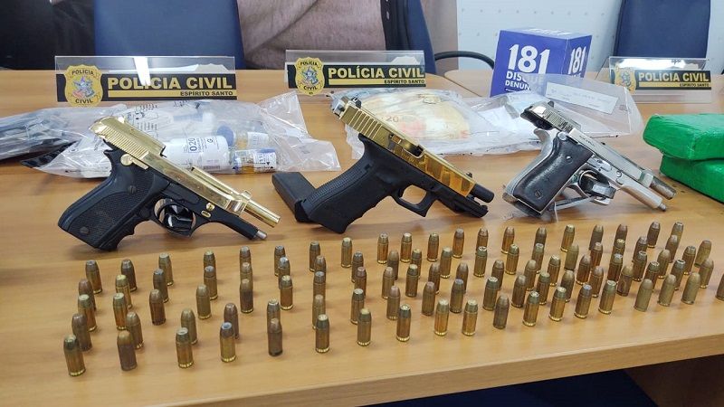Armas e munições apreendidas na segunda fase da operação (Foto: Divulgação/PCES)