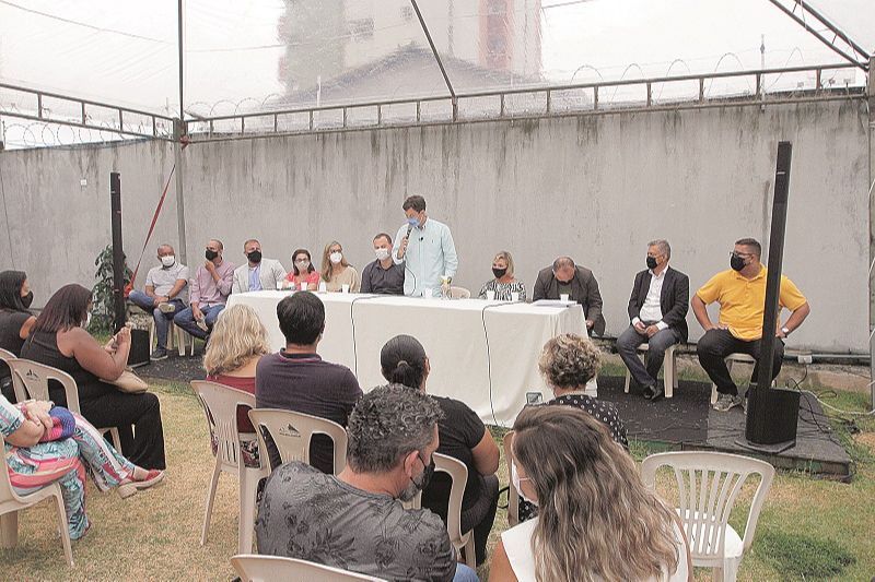 Arnaldinho no anúncio dos secretários: prefeito eleito reclamou de dificuldades para obter informações. (Foto: Fábio Nunes/AT)
