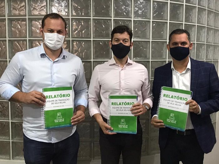 Arnaldinho Borgo (centro) mostra o relatório feito pela equipe de transição (Foto: Divulgação )