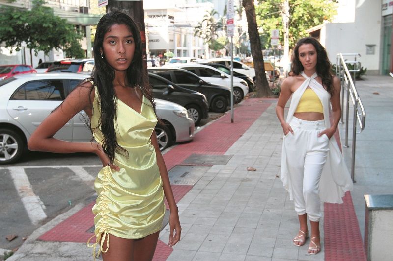 As modelos Estela Bomfim e Rafaela Lerbach com peças em alta para iniciar 2021 (Foto: Leone Iglesias/AT)