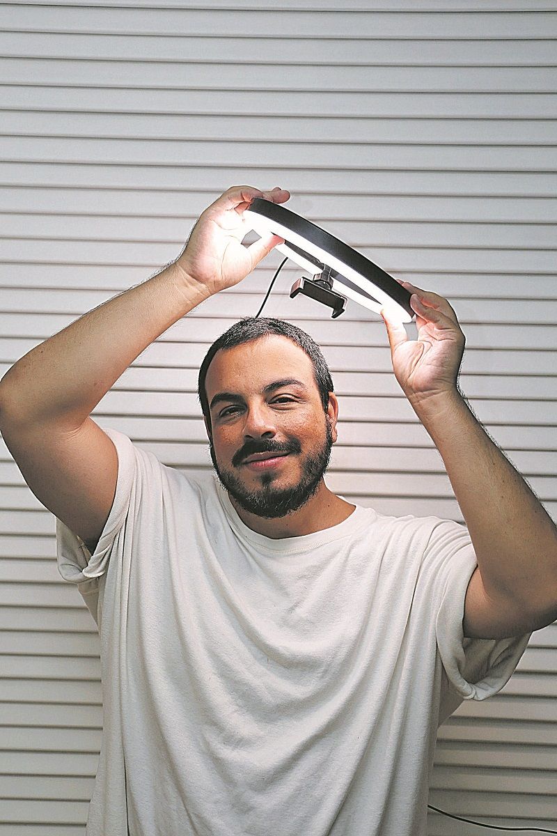 Luis Lobianco vive o machista Carlão e o homossexual Carlinhos em comédia (Foto: Divulgação)