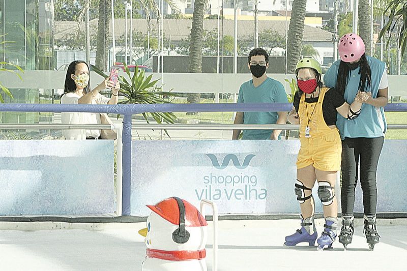 A modelista Adriana Fonseca, 44, de Cachoeiro de Itapemirim, levou a filha Beatriz Fonseca, 8, para curtir um pouco da pista de patinação (Foto: Leone Iglesias/ AT)