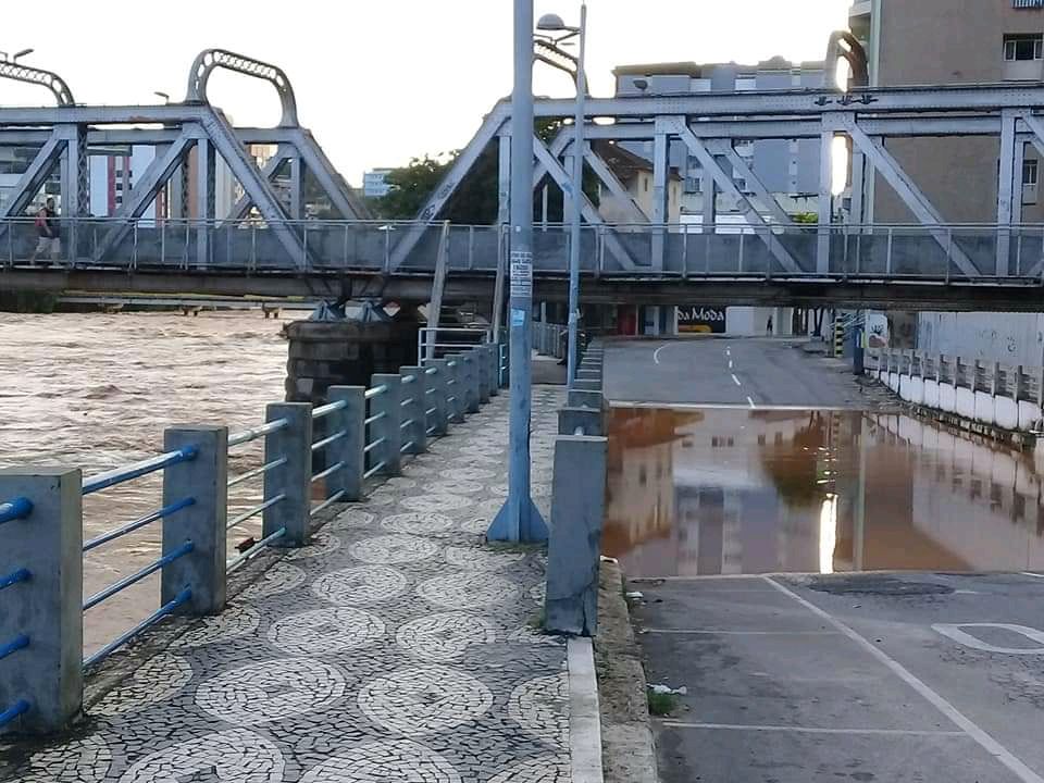 Avenida Beira Rio, em Cachoeiro de Itapemirim (Foto: Enviada por WhatsApp)
