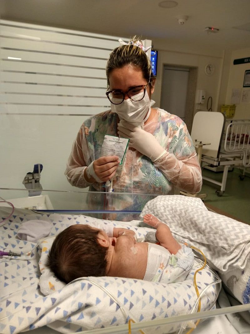 A bancária Thaisa caiu no choro ao ver pela primeira vez o filho João Guilherme. (Foto: Acervo da família)