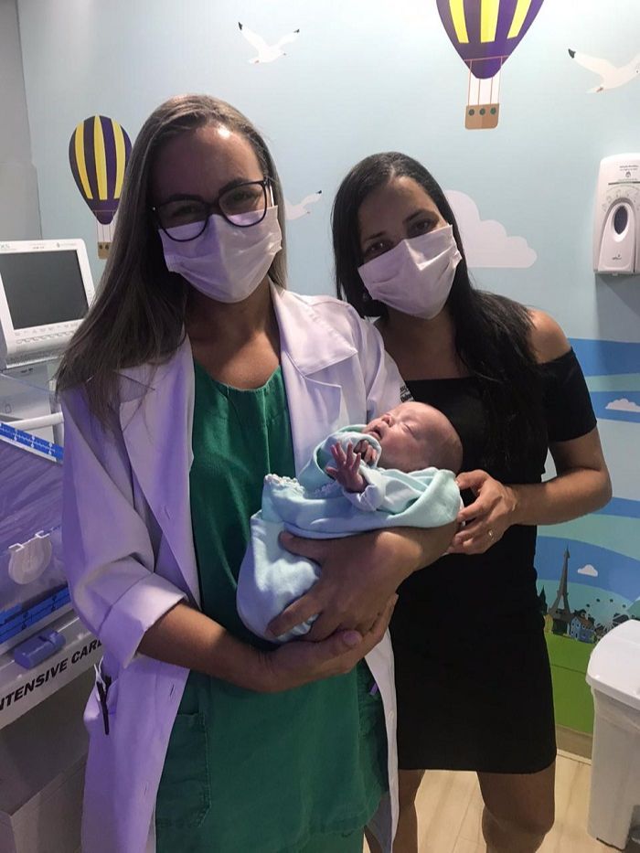 Equipe do hospital tirou fotos com bebê (Foto: Divulgação)