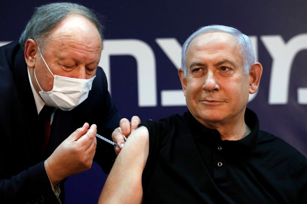 Benjamin Netanyahu, primeiro-ministro israelense, recebe vacina contra Covid-19 (Foto: Amir Cohen/Pool)