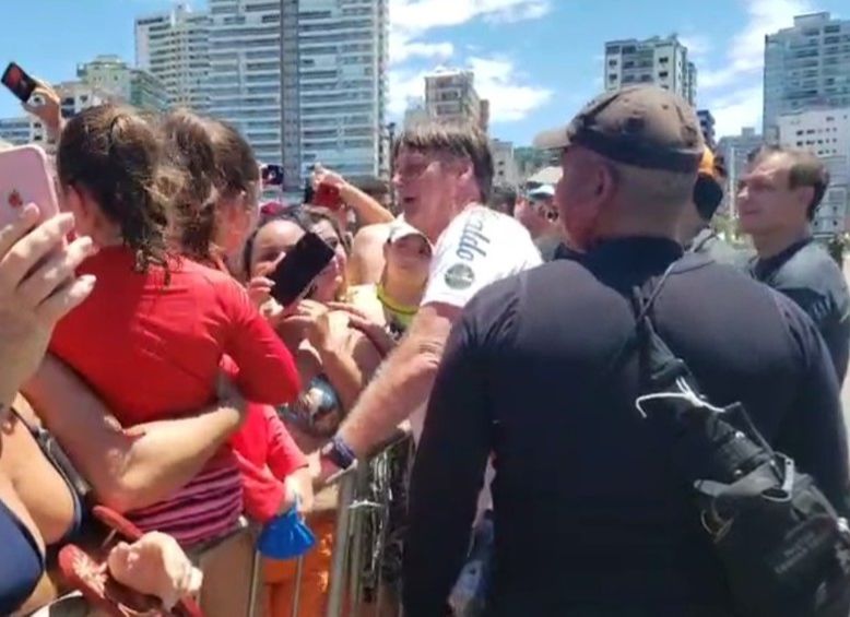 A aglomeração ocorreu em Praia Grande, cidade vizinha a Guarujá, onde o presidente passa o feriado de Ano Novo em um base militar (Foto: Reprodução/Facebook)