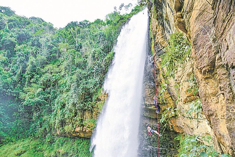 Rapel na Cachoeira de Matilde, no município de Alfredo Chaves, destino certo para quem procura aventura (Foto: Danilo Schellmann)