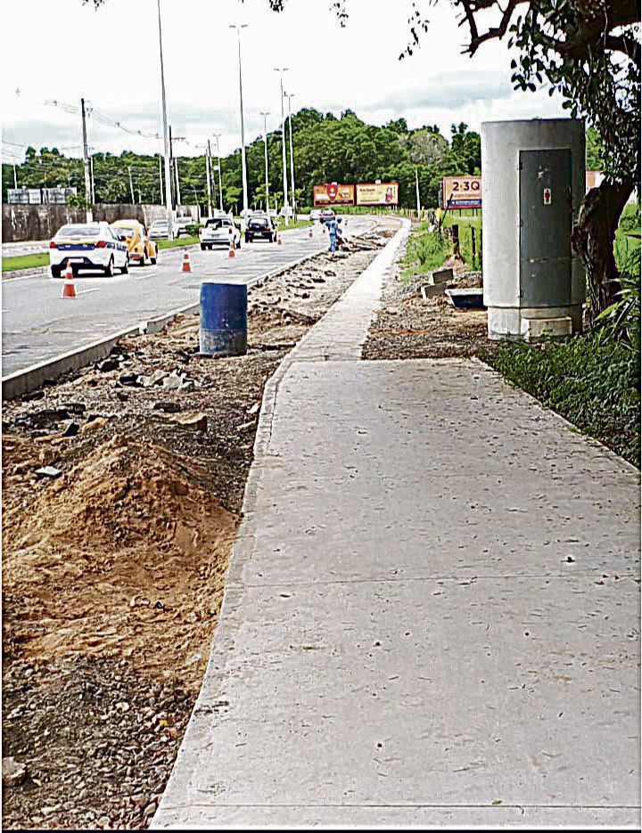 Calçada estreita ao lado de ciclofaixa dificulta a passagem de pedestres (Foto: Alécio Paganoto Salazar / Leitor)