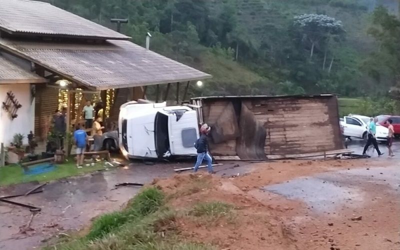 Um caminhão descontrolado invadiu a área de estacionamento de um restaurante, atingiu um carro, deixou um morto e dois feridos (Foto: Divulgação)