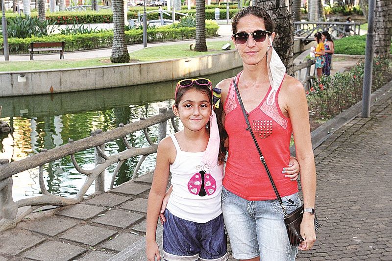 Rosana e a filha Samia, de 9 anos, vão ver a caravana iluminada em Vitória (Foto: Leone Iglesias/ AT)