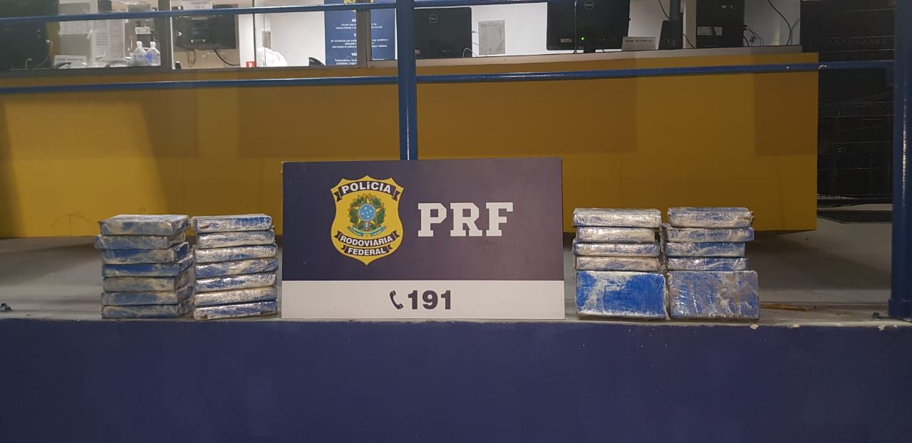 A Polícia Rodoviária Federal (PRF) apreendeu 34 quilos de cloridrato de cocaína, no quilômetro 57 da BR-101 (Foto: Divulgação/ PRF)
