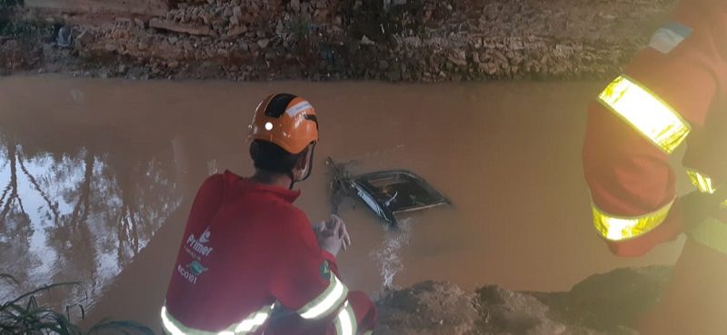 Bombeiros fizeram busca por ocupantes do veículo, mas nenhuma vítima foi localizada. (Foto: Internauta)