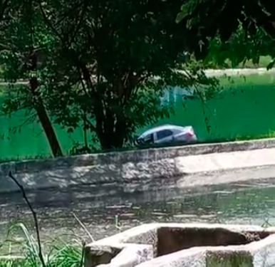Perseguição só acabou com o carro parado no "pinicão" (Foto: Reprodução / Vídeo)
