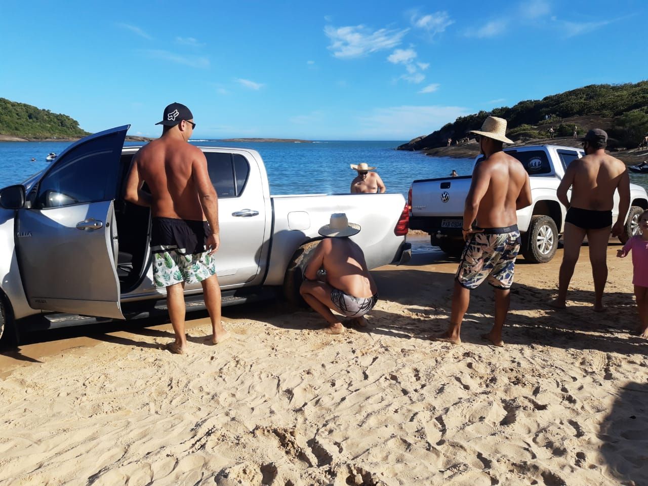 Carro ficou 24 horas na areia da praia da Bacutia (Foto: Roberta Bourguignon)
