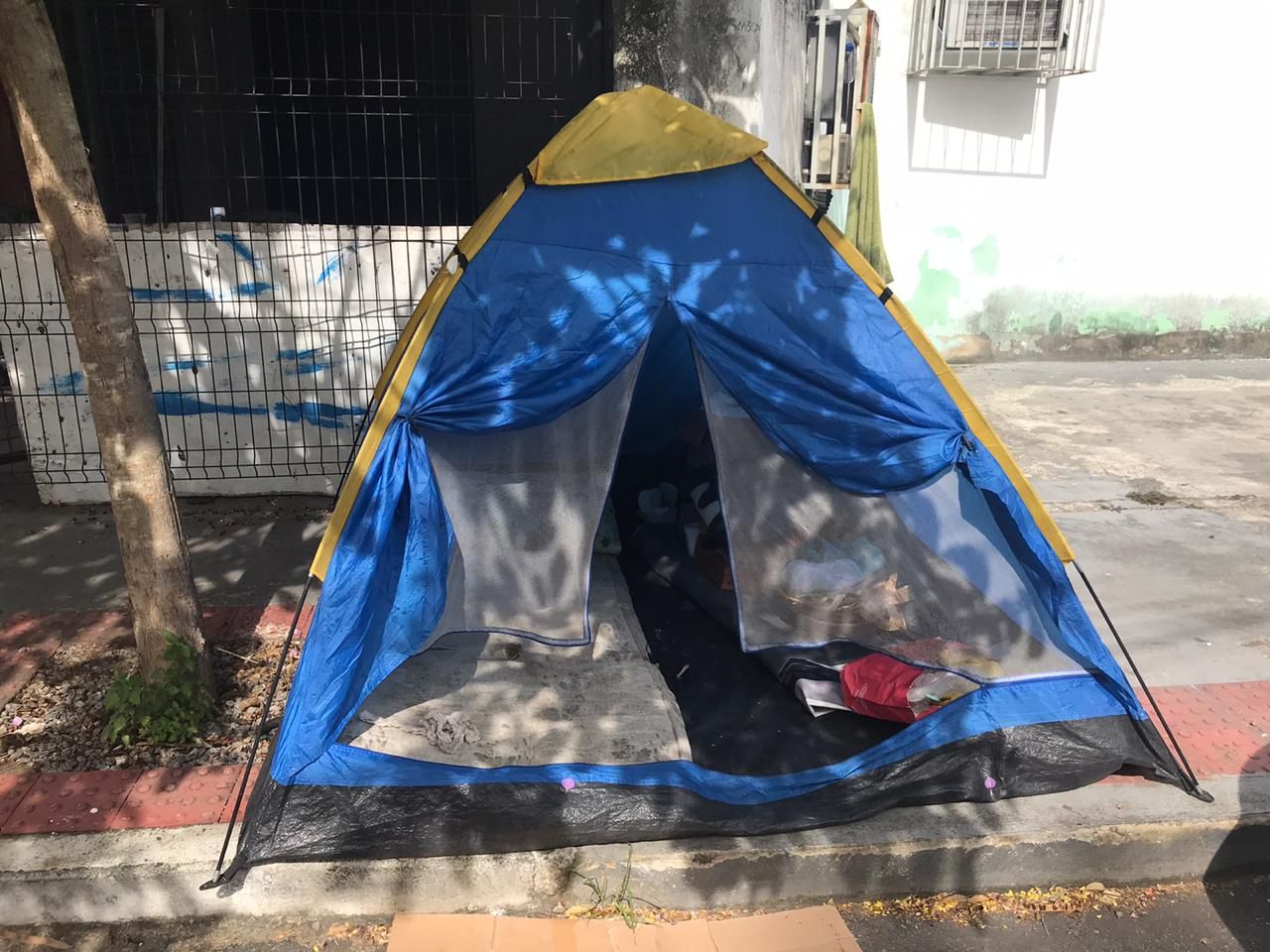 Casal está vivendo em uma barraca (Foto: Jaciele Simoura)