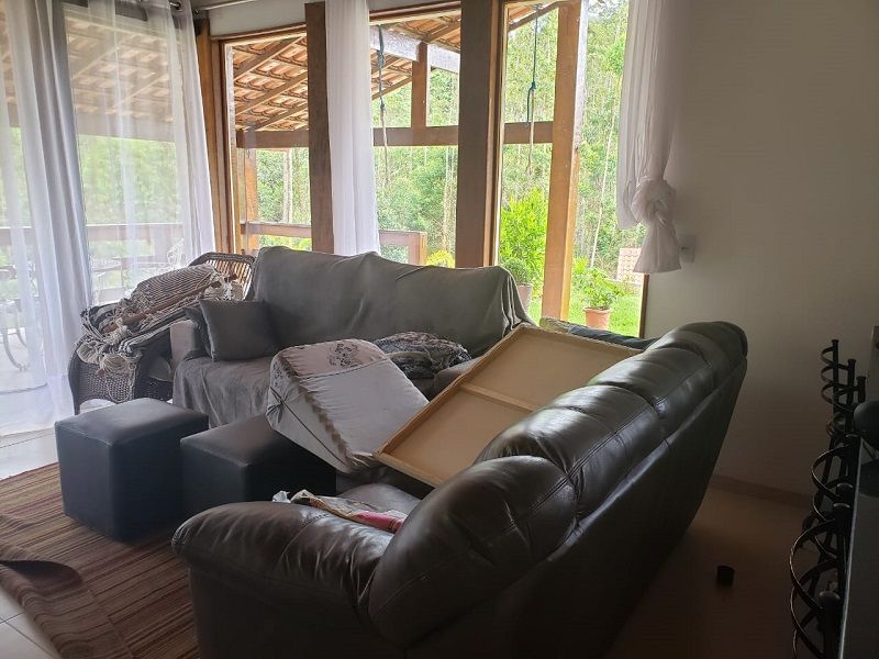 Bandidos saquearam casas e ainda causaram destruição nos imóveis (Foto: Divulgação)