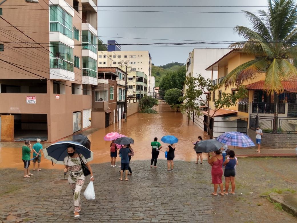 Ruas alagadas em Castelo nesta quinta-feira (10) (Foto: Divulgação)