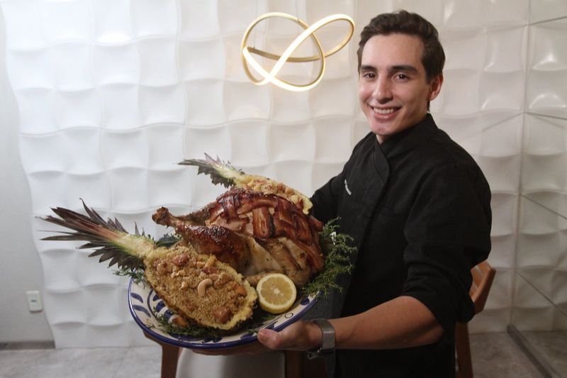 Chef Pedro Kucht preparou uma farofa de abacaxi servida na fruta. (Foto: Beto Morais/AT)