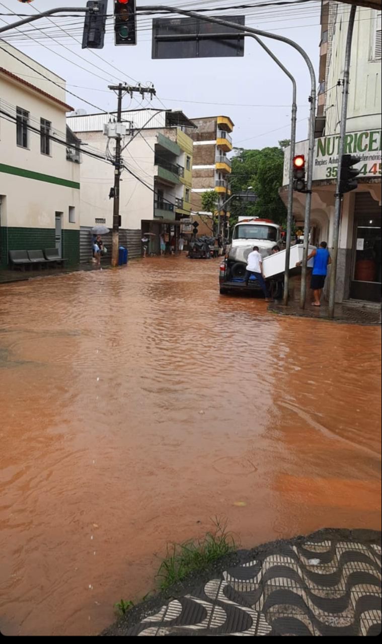 Ruas alagadas em Castelo (Foto: Divulgação)
