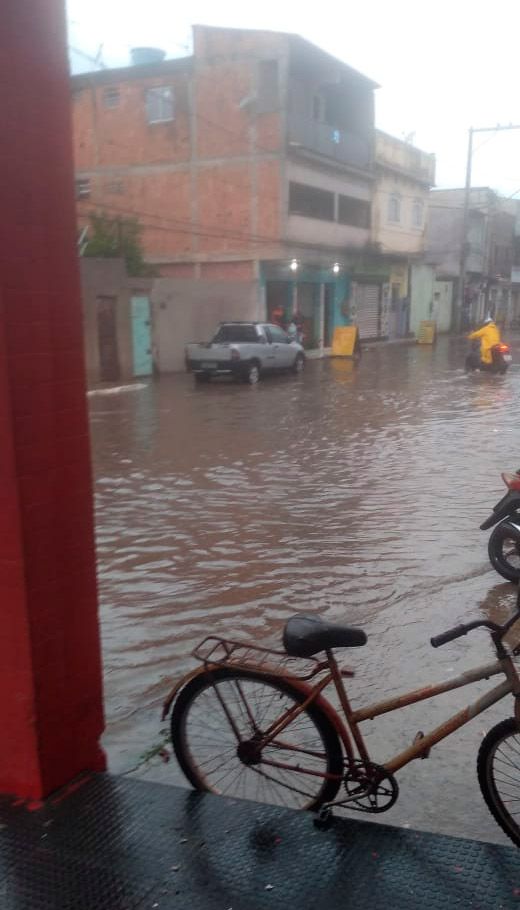 Rua em frente a supermercado ficou tomada pela água em Ulisses Guimarães (Foto: Compartilhada pelo Leitor)