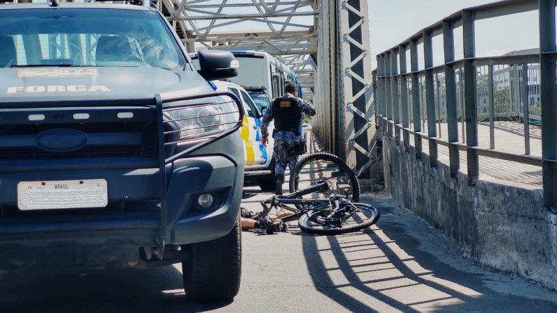 Ciclista foi atropelado por ônibus na ponte Florentino Avidos quando seguia de Vitória para Vila Velha. (Foto: Taynara Nascimento)