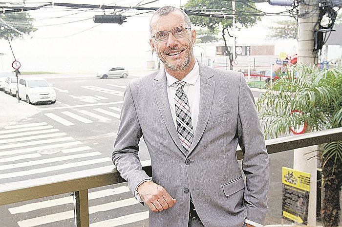 Cláudio Tosta também fez cirurgias em policiais baleados, lutou para combater a Aids e tocou em grupo de axé (Foto: Leone Iglesias/AT)